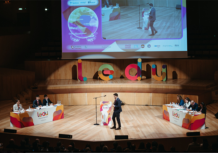 Foto SEUR refuerza su compromiso con la Liga Española de Debate Universitario como patrocinador oficial.